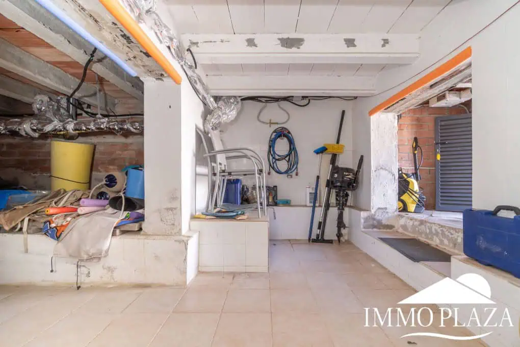 Beautiful, typical Empuriabrava house with a tower and a 5x12m mooring! 3 bedrooms, 2 bathrooms, a guest toilet, several terraces, and a large cellar!