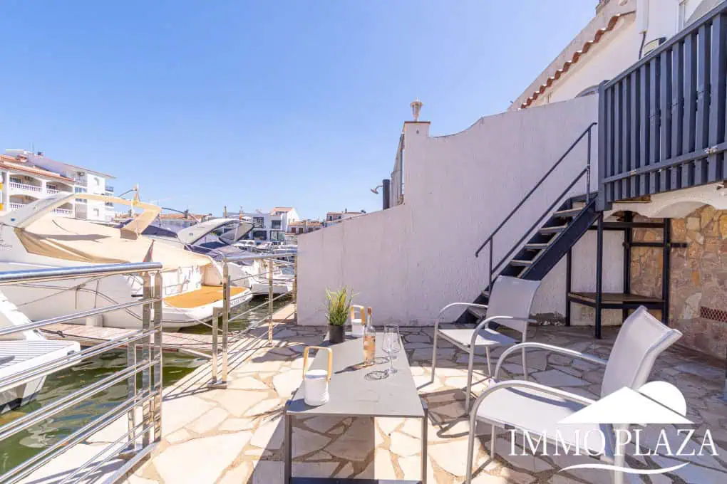 Beautiful, typical Empuriabrava house with a tower and a 5x12m mooring! 3 bedrooms, 2 bathrooms, a guest toilet, several terraces, and a large cellar!
