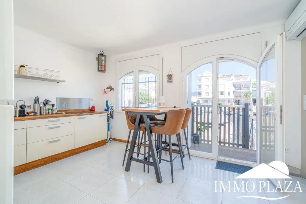 Beautiful, typical Empuriabrava house with a tower and a 5x12m mooring! 3 bedrooms, 2 bathrooms, a guest toilet, several terraces, and a large cellar!