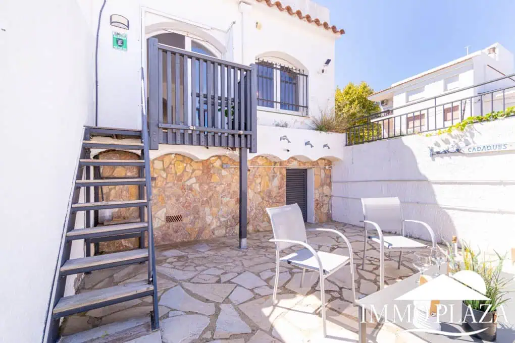 Beautiful, typical Empuriabrava house with a tower and a 5x12m mooring! 3 bedrooms, 2 bathrooms, a guest toilet, several terraces, and a large cellar!