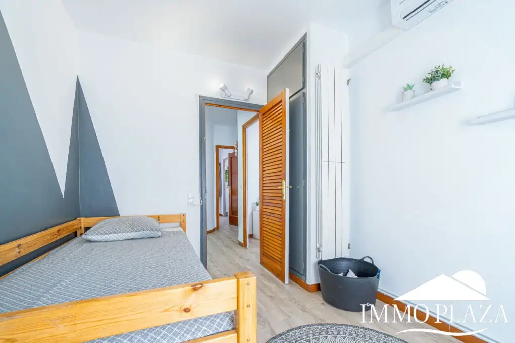 Beautiful, typical Empuriabrava house with a tower and a 5x12m mooring! 3 bedrooms, 2 bathrooms, a guest toilet, several terraces, and a large cellar!