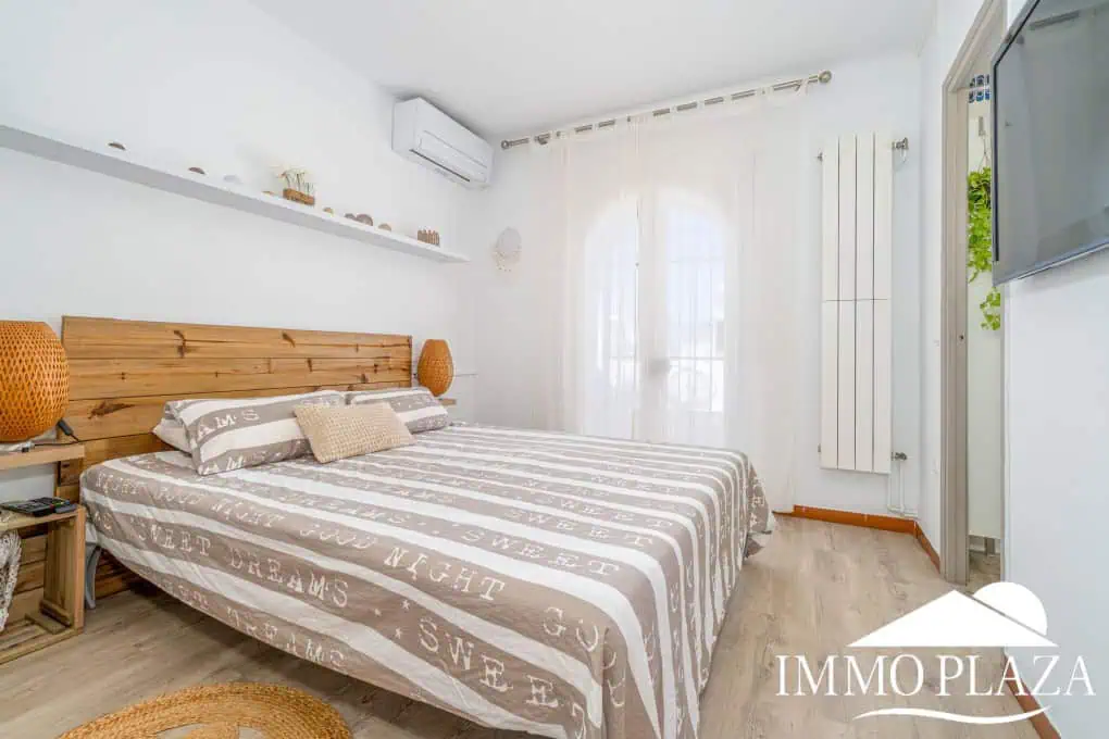 Beautiful, typical Empuriabrava house with a tower and a 5x12m mooring! 3 bedrooms, 2 bathrooms, a guest toilet, several terraces, and a large cellar!