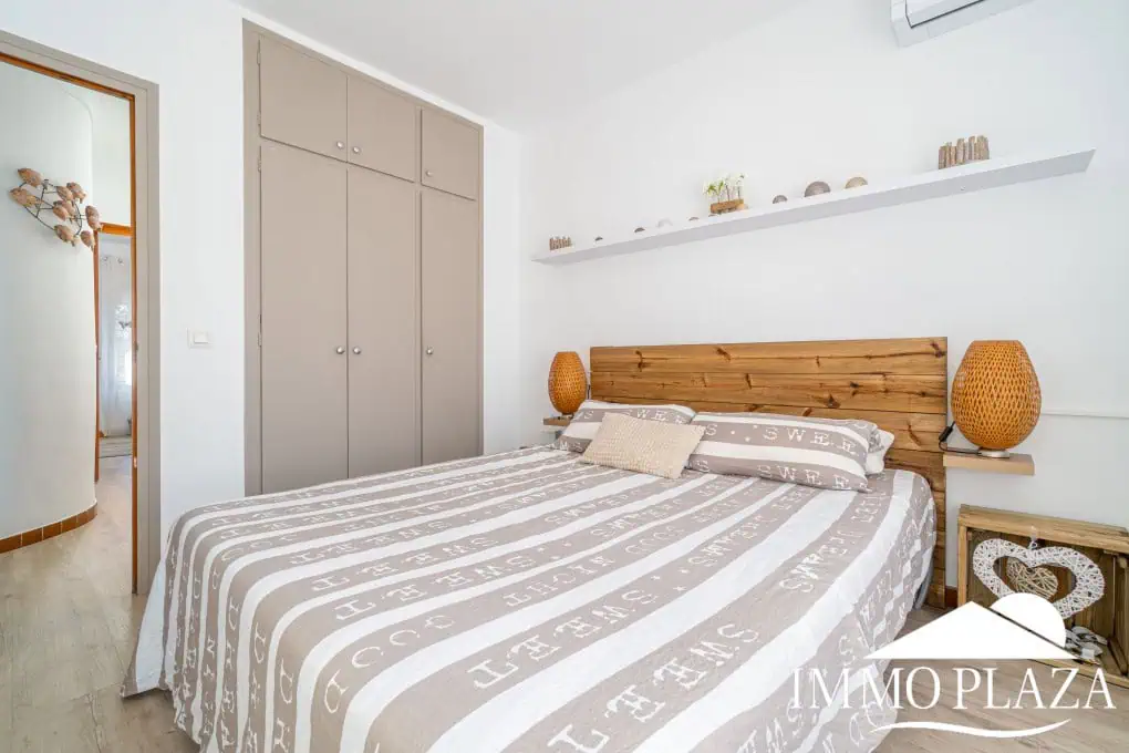 Beautiful, typical Empuriabrava house with a tower and a 5x12m mooring! 3 bedrooms, 2 bathrooms, a guest toilet, several terraces, and a large cellar!