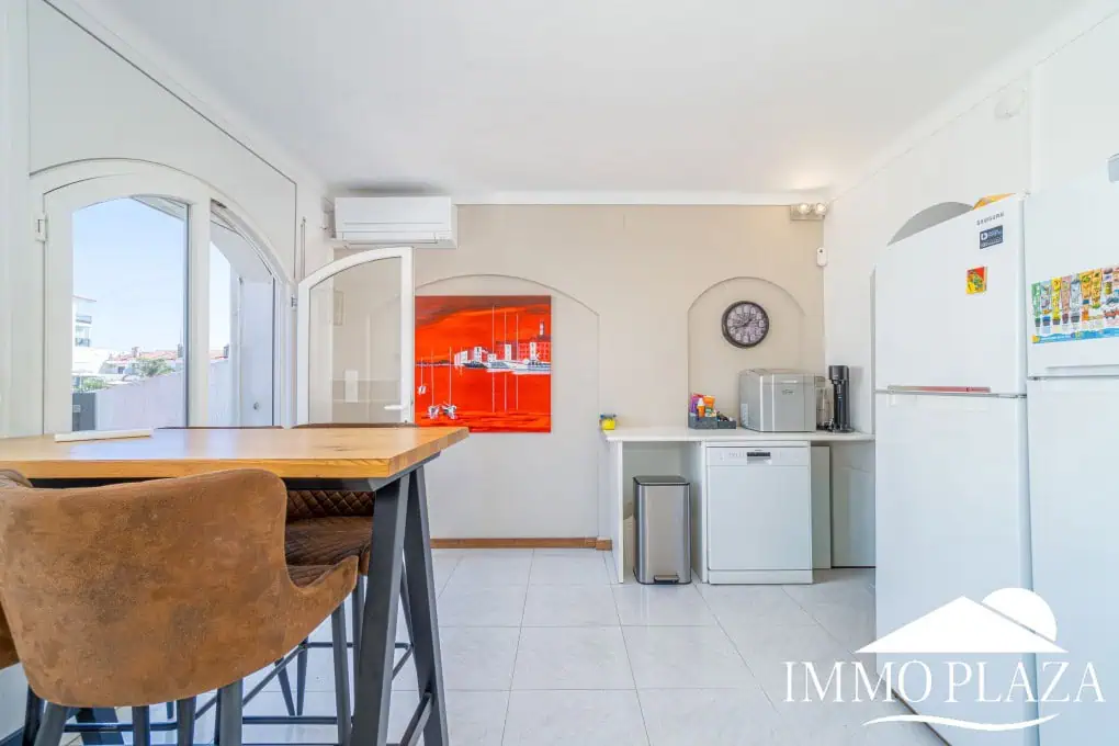 Beautiful, typical Empuriabrava house with a tower and a 5x12m mooring! 3 bedrooms, 2 bathrooms, a guest toilet, several terraces, and a large cellar!