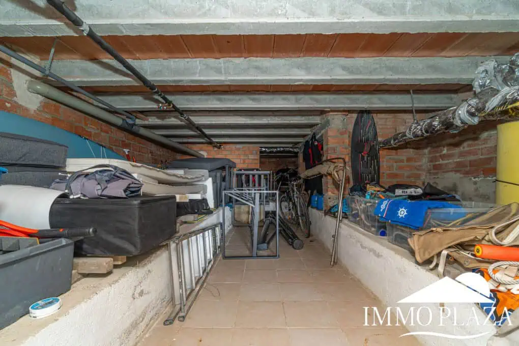 Beautiful, typical Empuriabrava house with a tower and a 5x12m mooring! 3 bedrooms, 2 bathrooms, a guest toilet, several terraces, and a large cellar!