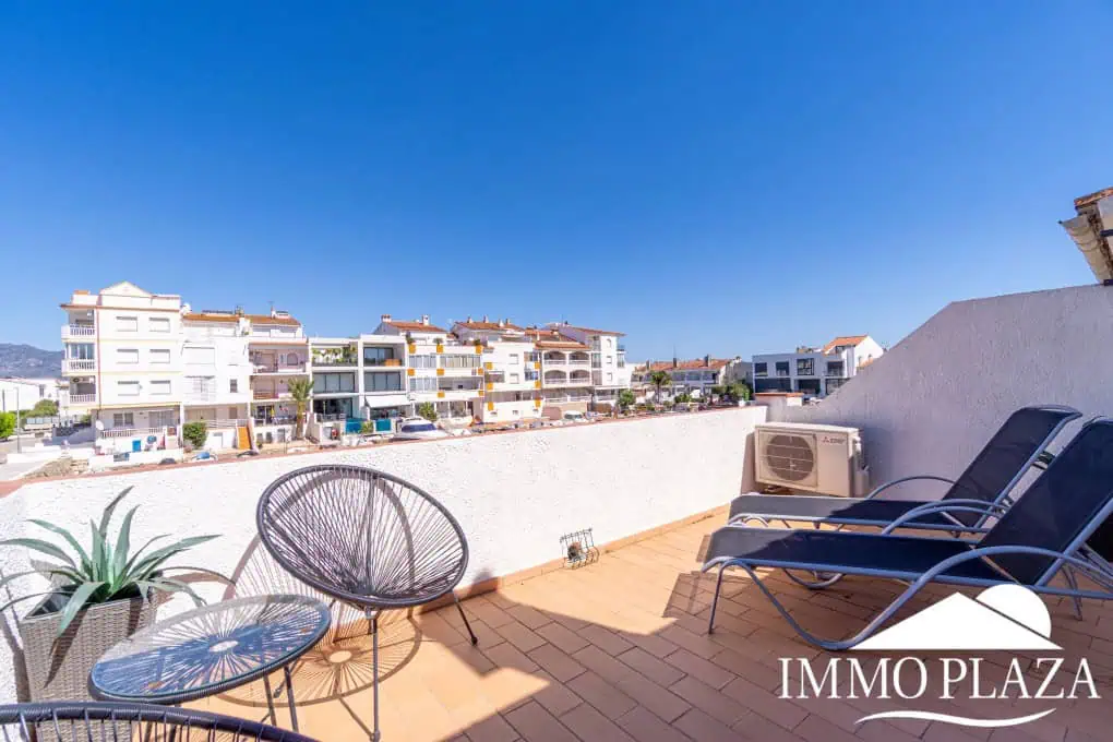 Beautiful, typical Empuriabrava house with a tower and a 5x12m mooring! 3 bedrooms, 2 bathrooms, a guest toilet, several terraces, and a large cellar!