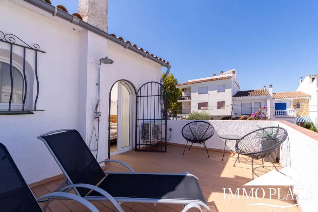 Beautiful, typical Empuriabrava house with a tower and a 5x12m mooring! 3 bedrooms, 2 bathrooms, a guest toilet, several terraces, and a large cellar!