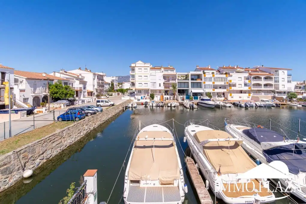Beautiful, typical Empuriabrava house with a tower and a 5x12m mooring! 3 bedrooms, 2 bathrooms, a guest toilet, several terraces, and a large cellar!