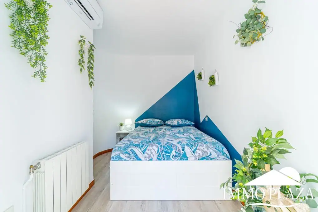 Beautiful, typical Empuriabrava house with a tower and a 5x12m mooring! 3 bedrooms, 2 bathrooms, a guest toilet, several terraces, and a large cellar!