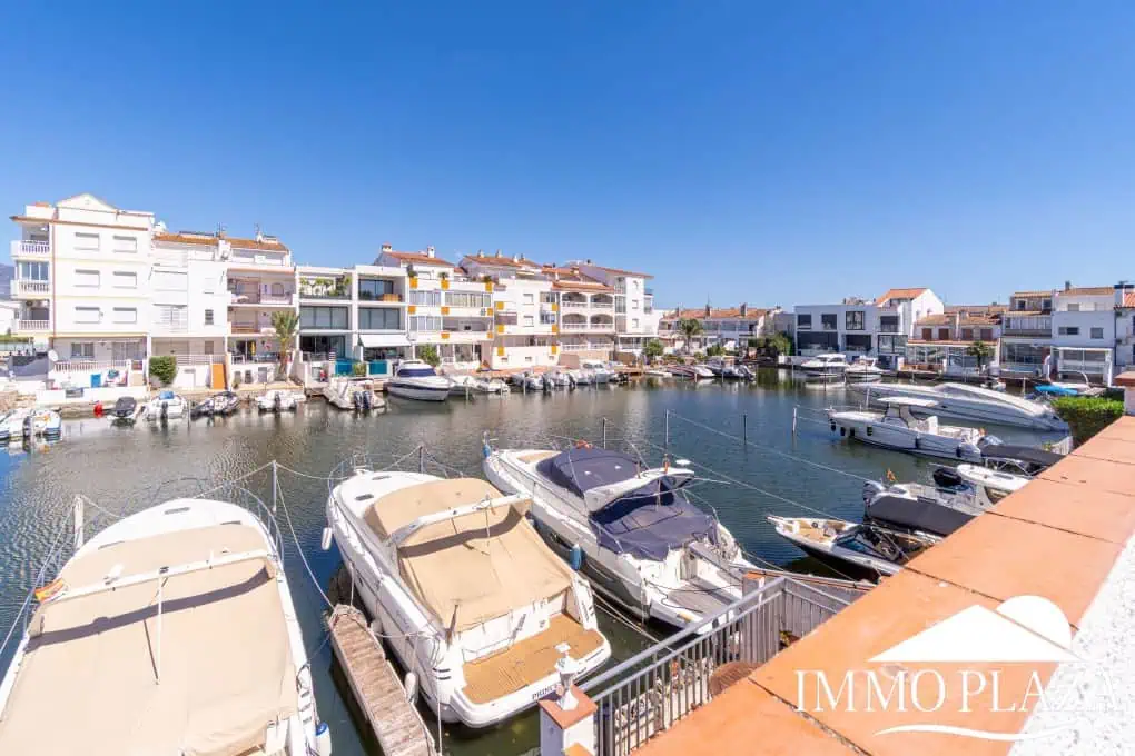 Beautiful, typical Empuriabrava house with a tower and a 5x12m mooring! 3 bedrooms, 2 bathrooms, a guest toilet, several terraces, and a large cellar!