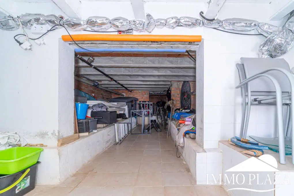 Beautiful, typical Empuriabrava house with a tower and a 5x12m mooring! 3 bedrooms, 2 bathrooms, a guest toilet, several terraces, and a large cellar!