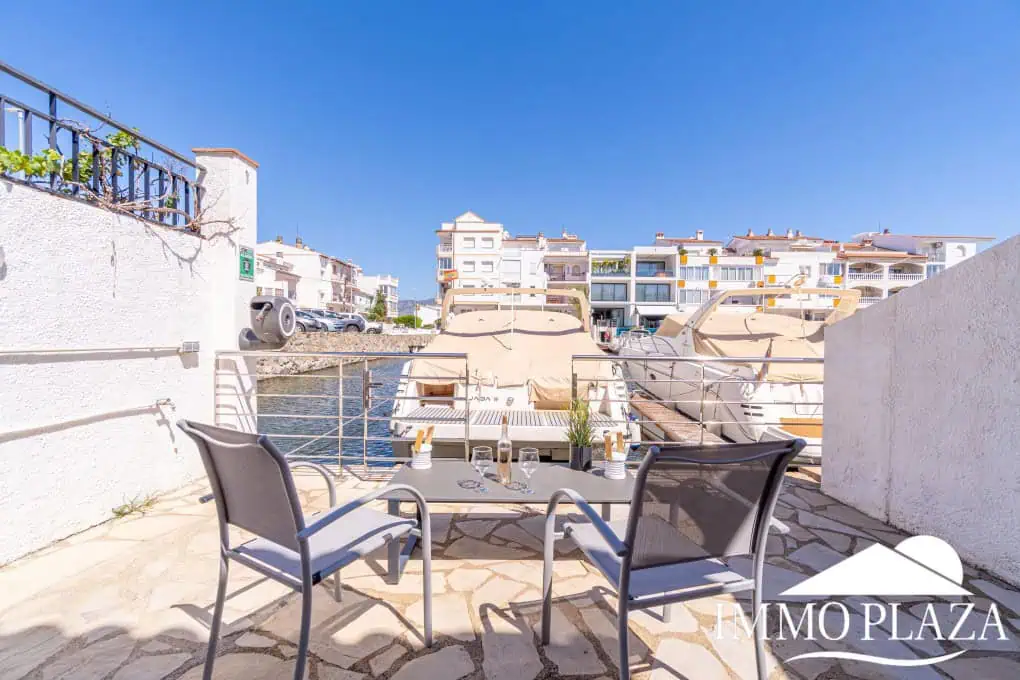 Beautiful, typical Empuriabrava house with a tower and a 5x12m mooring! 3 bedrooms, 2 bathrooms, a guest toilet, several terraces, and a large cellar!