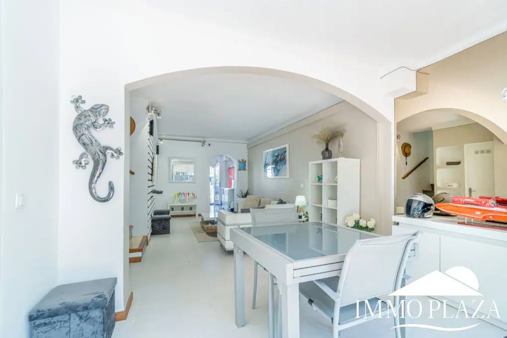 Beautiful, typical Empuriabrava house with a tower and a 5x12m mooring! 3 bedrooms, 2 bathrooms, a guest toilet, several terraces, and a large cellar!