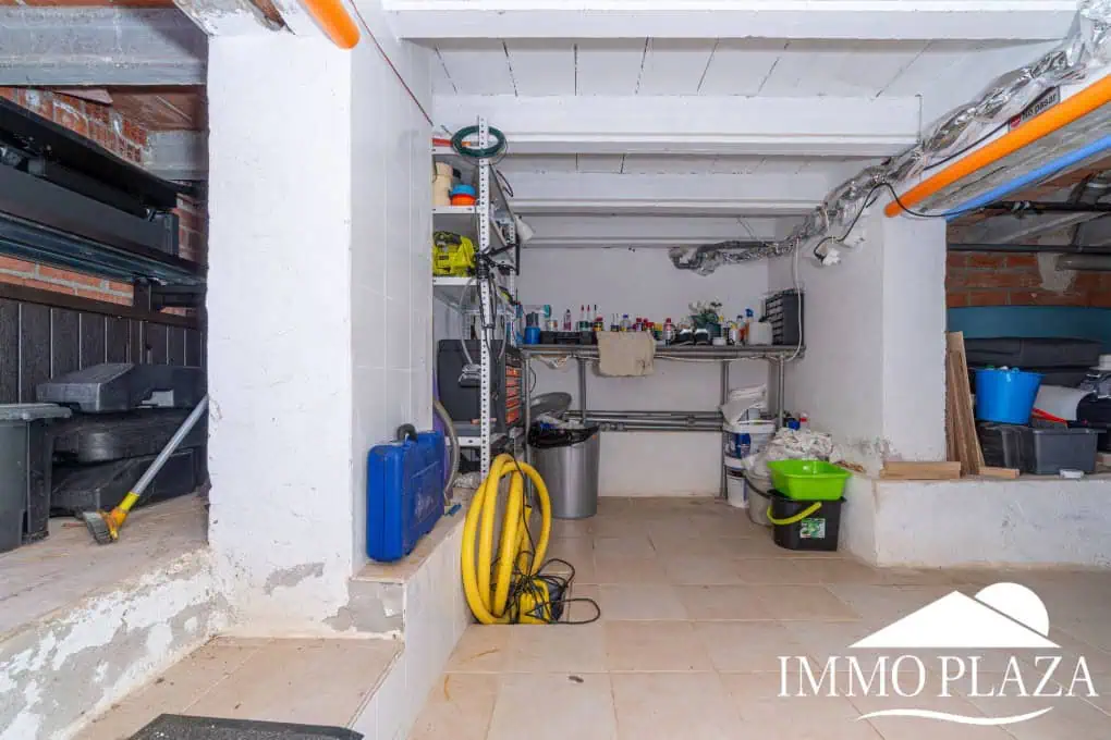Beautiful, typical Empuriabrava house with a tower and a 5x12m mooring! 3 bedrooms, 2 bathrooms, a guest toilet, several terraces, and a large cellar!