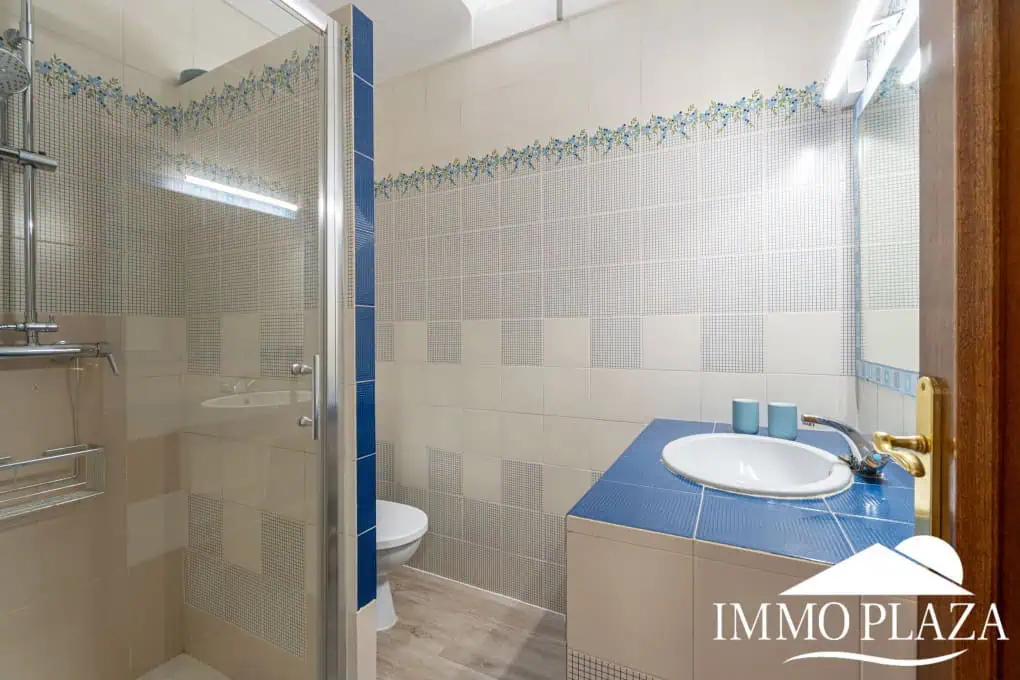 Beautiful, typical Empuriabrava house with a tower and a 5x12m mooring! 3 bedrooms, 2 bathrooms, a guest toilet, several terraces, and a large cellar!