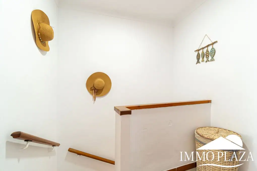 Beautiful, typical Empuriabrava house with a tower and a 5x12m mooring! 3 bedrooms, 2 bathrooms, a guest toilet, several terraces, and a large cellar!