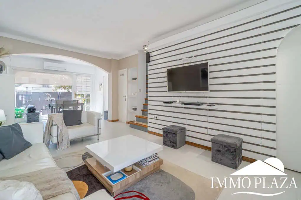 Beautiful, typical Empuriabrava house with a tower and a 5x12m mooring! 3 bedrooms, 2 bathrooms, a guest toilet, several terraces, and a large cellar!
