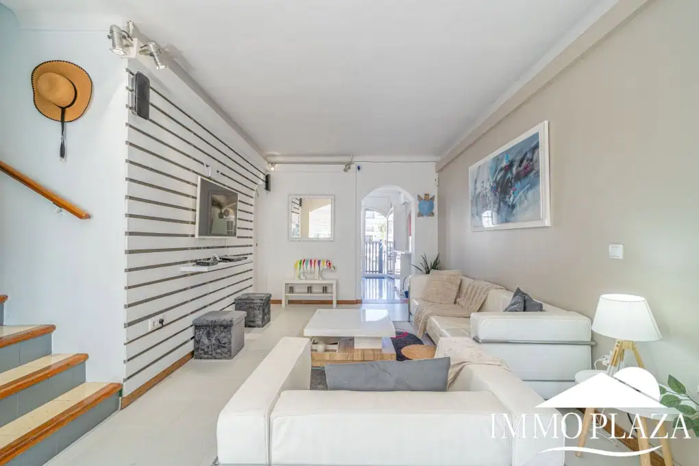 Beautiful, typical Empuriabrava house with a tower and a 5x12m mooring! 3 bedrooms, 2 bathrooms, a guest toilet, several terraces, and a large cellar!