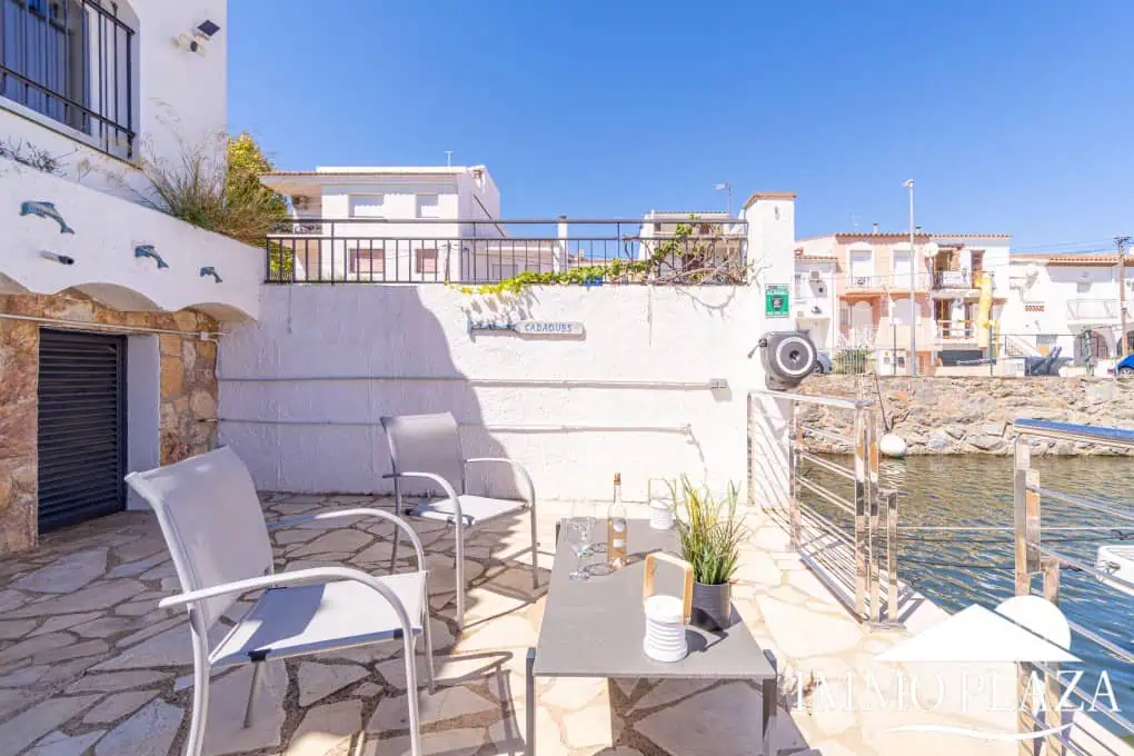 Beautiful, typical Empuriabrava house with a tower and a 5x12m mooring! 3 bedrooms, 2 bathrooms, a guest toilet, several terraces, and a large cellar!
