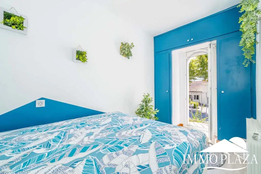 Beautiful, typical Empuriabrava house with a tower and a 5x12m mooring! 3 bedrooms, 2 bathrooms, a guest toilet, several terraces, and a large cellar!