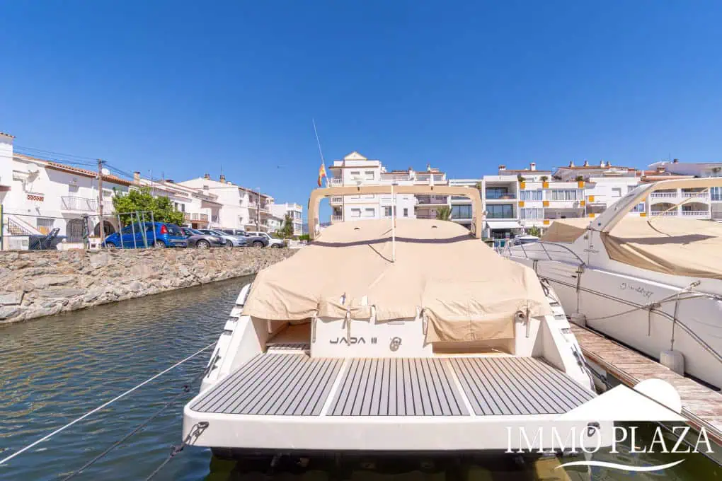 Beautiful, typical Empuriabrava house with a tower and a 5x12m mooring! 3 bedrooms, 2 bathrooms, a guest toilet, several terraces, and a large cellar!