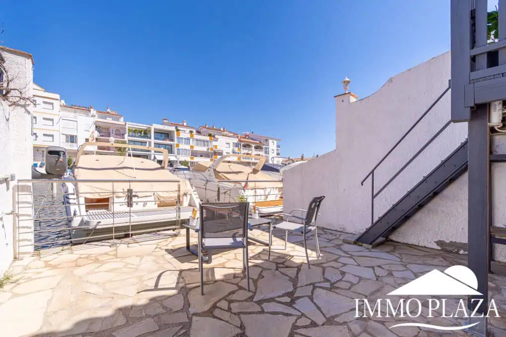 Beautiful, typical Empuriabrava house with a tower and a 5x12m mooring! 3 bedrooms, 2 bathrooms, a guest toilet, several terraces, and a large cellar!