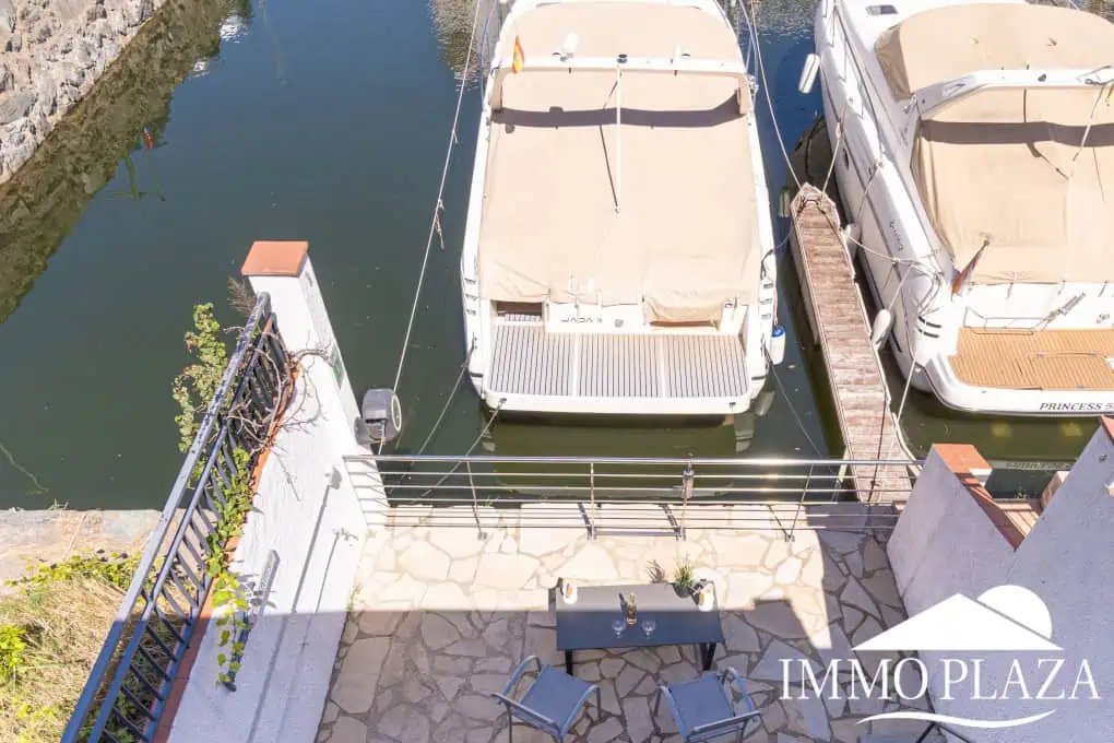Beautiful, typical Empuriabrava house with a tower and a 5x12m mooring! 3 bedrooms, 2 bathrooms, a guest toilet, several terraces, and a large cellar!