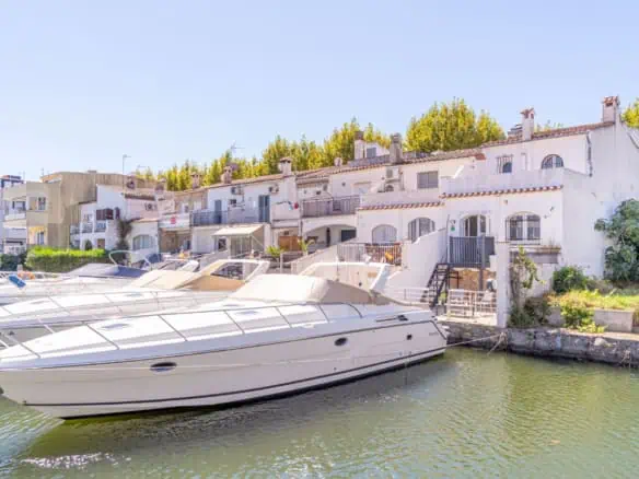 Beautiful, typical Empuriabrava house with a tower and a 5x12m mooring! 3 bedrooms, 2 bathrooms, a guest toilet, several terraces, and a large cellar!