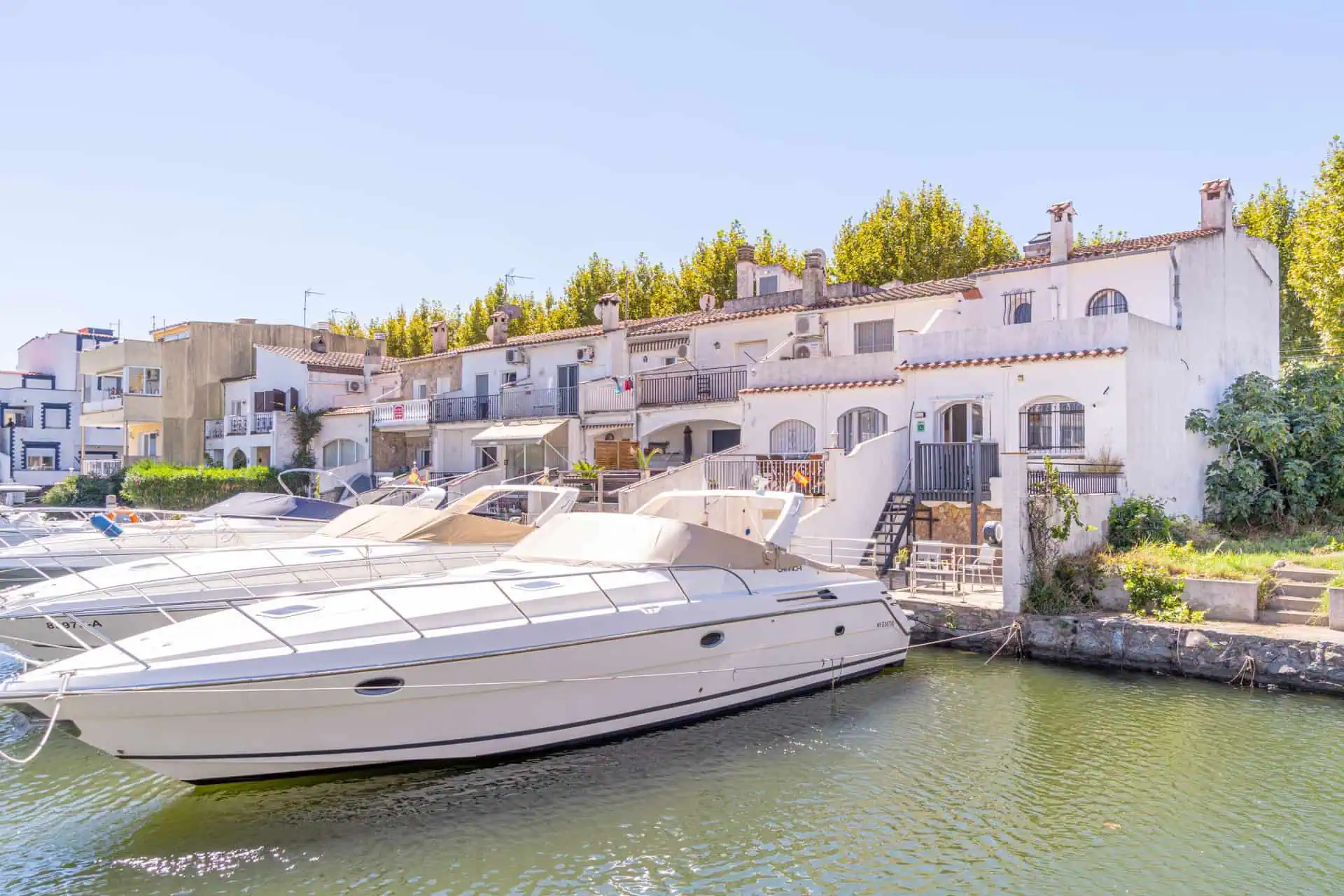 14092025102837_462 Beautiful, typical Empuriabrava house with a tower and a 5x12m mooring! 3 bedrooms, 2 bathrooms, a guest toilet, several terraces, and a large cellar!