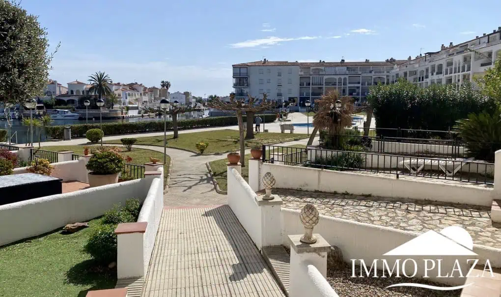 Apartment mit Seeblick, 1 Schlafzimmer, 1 Badezimmer, schöne Terrasse, Gemeinschaftspools und Garten, Bootsanlegeplatz