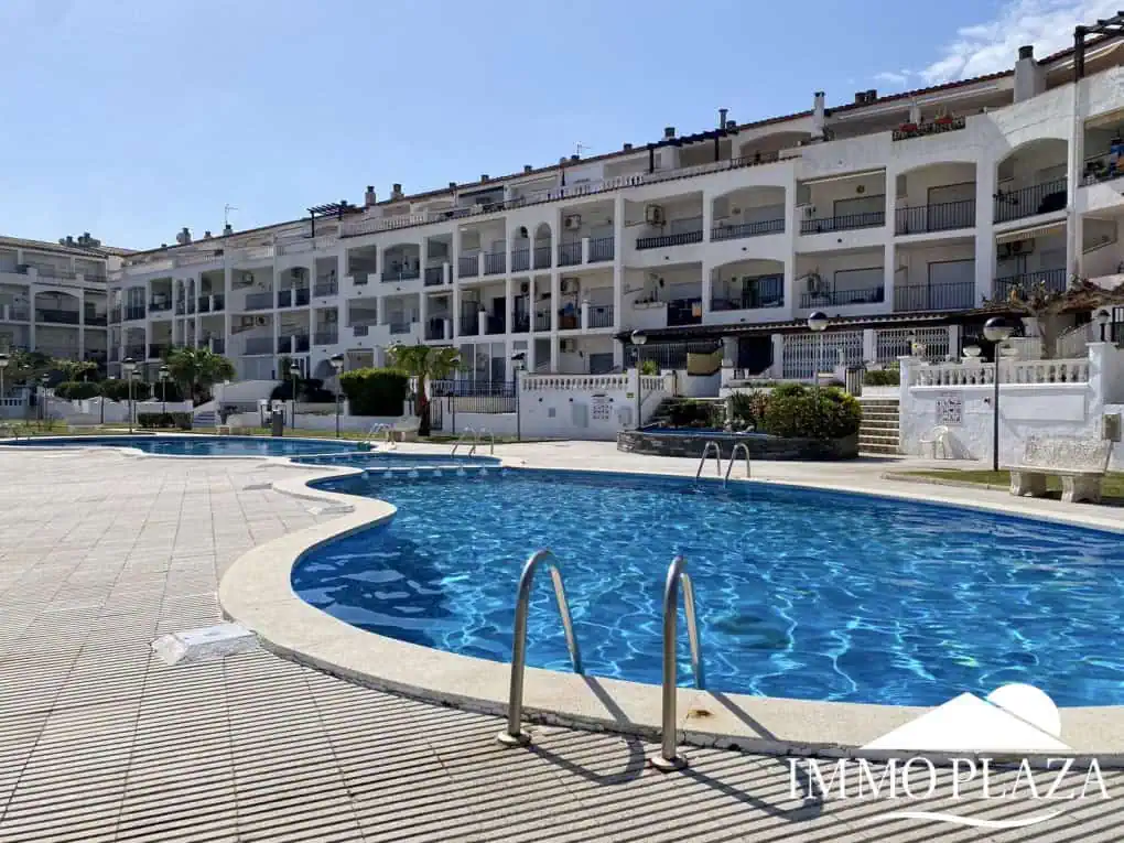 Apartment mit Seeblick, 1 Schlafzimmer, 1 Badezimmer, schöne Terrasse, Gemeinschaftspools und Garten, Bootsanlegeplatz