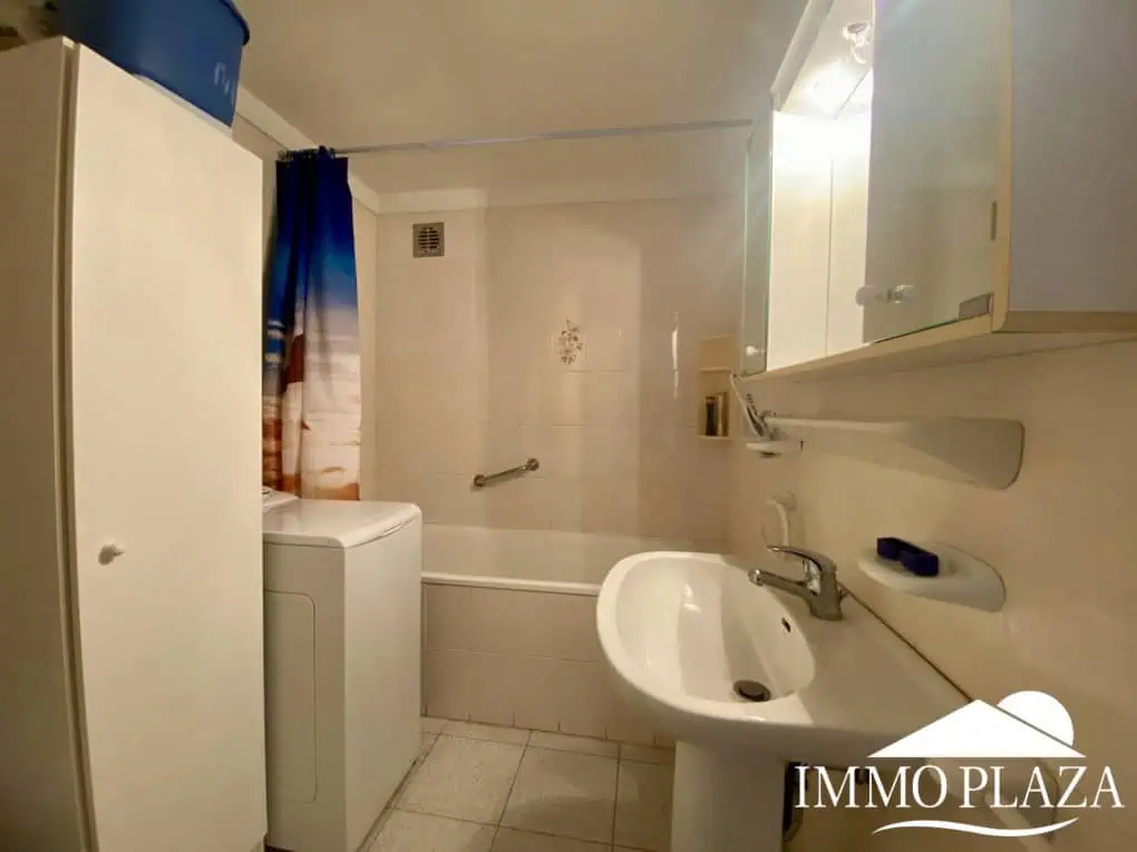 Apartment mit Seeblick, 1 Schlafzimmer, 1 Badezimmer, schöne Terrasse, Gemeinschaftspools und Garten, Bootsanlegeplatz