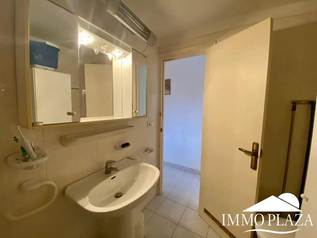 Apartment mit Seeblick, 1 Schlafzimmer, 1 Badezimmer, schöne Terrasse, Gemeinschaftspools und Garten, Bootsanlegeplatz