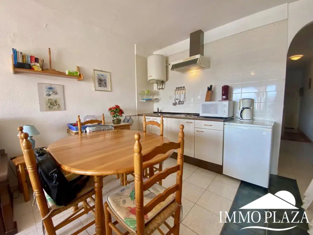 Apartment mit Seeblick, 1 Schlafzimmer, 1 Badezimmer, schöne Terrasse, Gemeinschaftspools und Garten, Bootsanlegeplatz