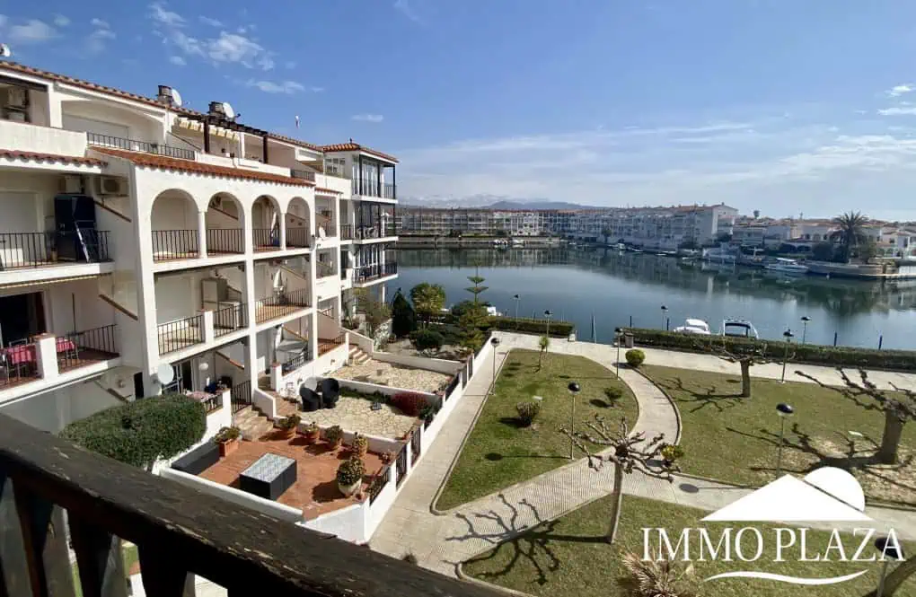 Apartment mit Seeblick, 1 Schlafzimmer, 1 Badezimmer, schöne Terrasse, Gemeinschaftspools und Garten, Bootsanlegeplatz