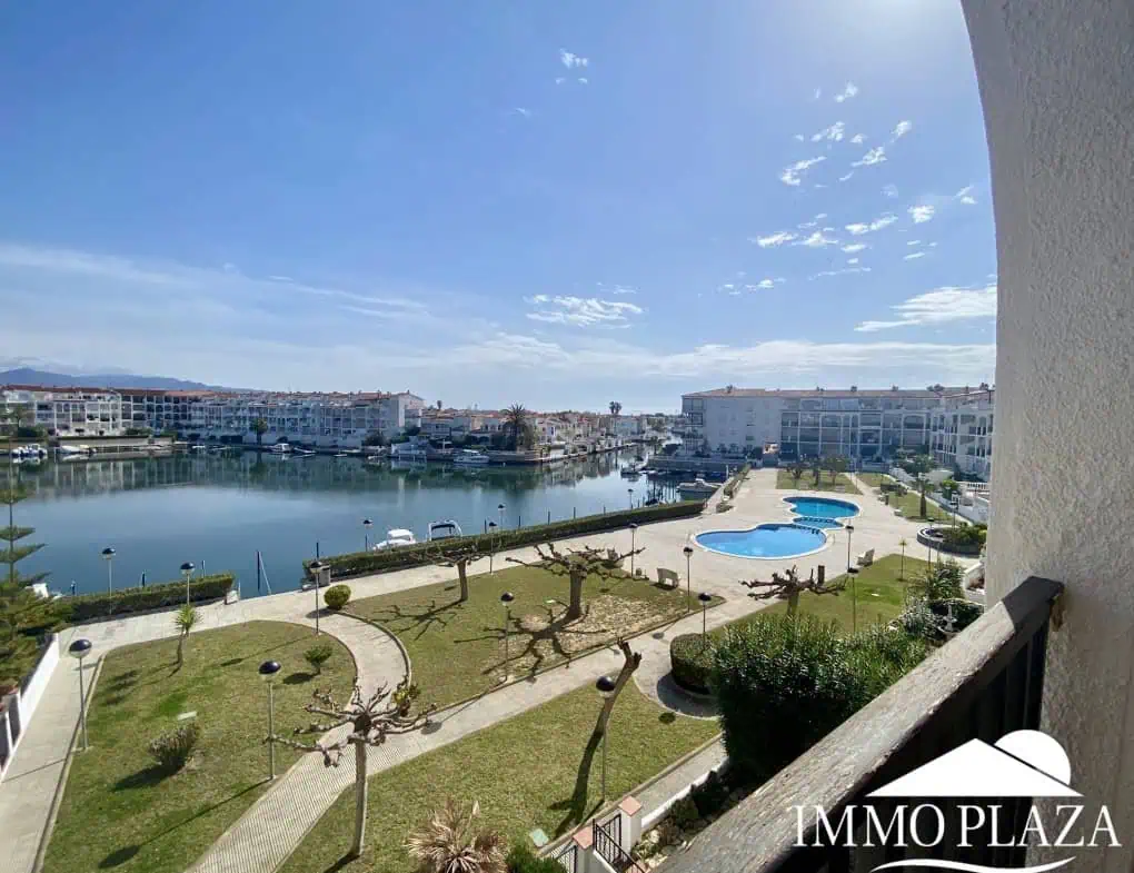Apartment mit Seeblick, 1 Schlafzimmer, 1 Badezimmer, schöne Terrasse, Gemeinschaftspools und Garten, Bootsanlegeplatz