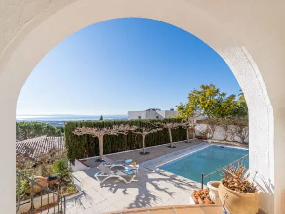 Beautiful villa with fantastic sea views, 4 bedrooms, 3 bathrooms, swimming pool, sauna and a spacious garage – Roses