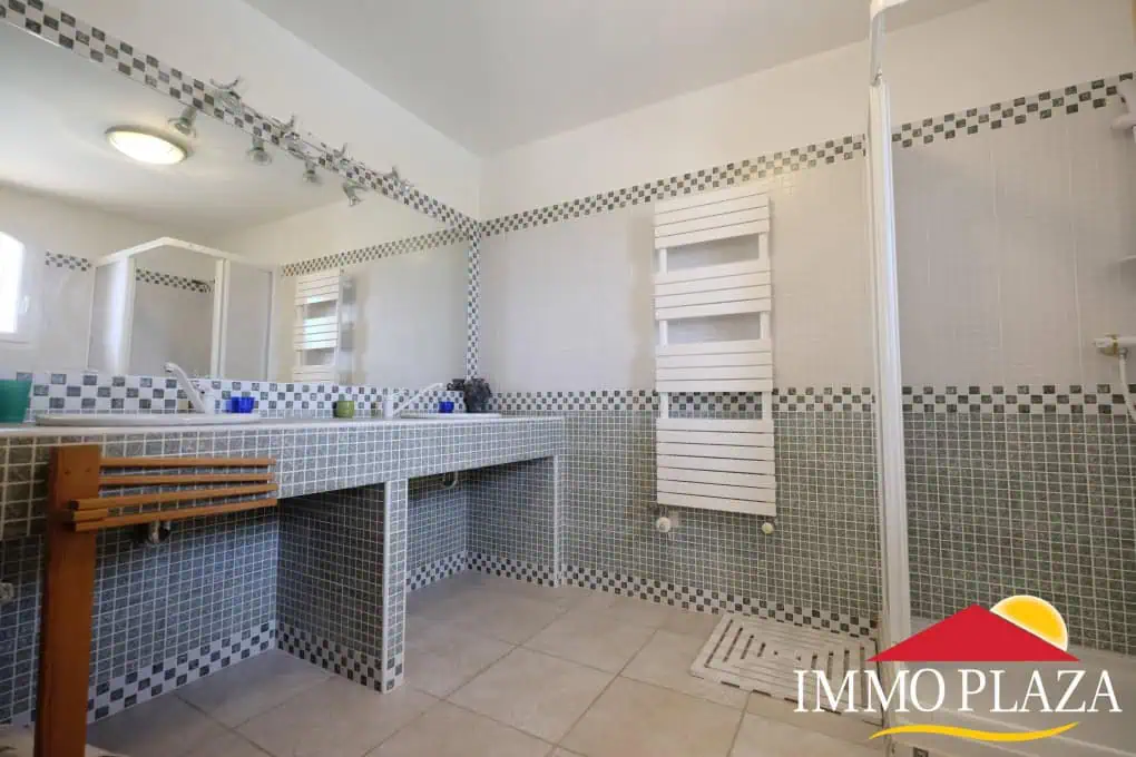 Fantastic family villa (487m2) with views over the bay of Rosas – 7 bedrooms – garage – pool – Els Olivars, Pau