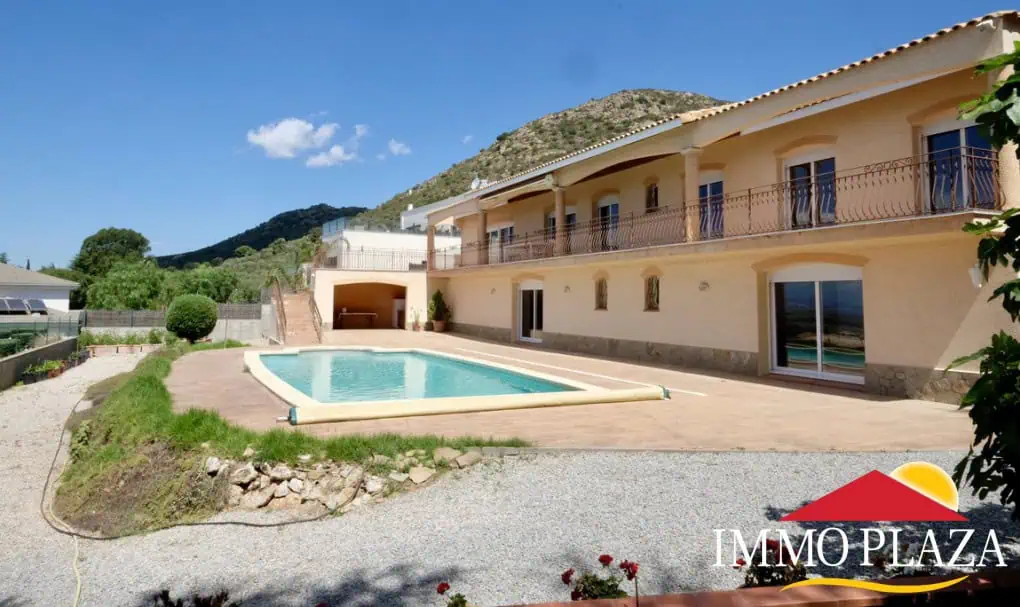 Fantastic family villa (487m2) with views over the bay of Rosas – 7 bedrooms – garage – pool – Els Olivars, Pau