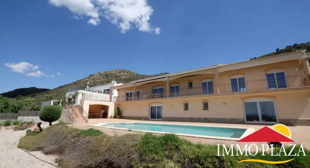 Fantastic family villa (487m2) with views over the bay of Rosas – 7 bedrooms – garage – pool – Els Olivars, Pau