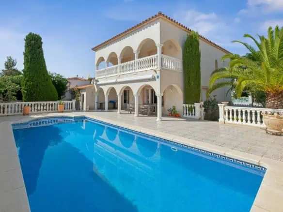 Large majestic villa located near the city center, the beach and a port – 5 bedrooms, 3 bathrooms, 2 terraces, 1 swimming pool, 1 garage