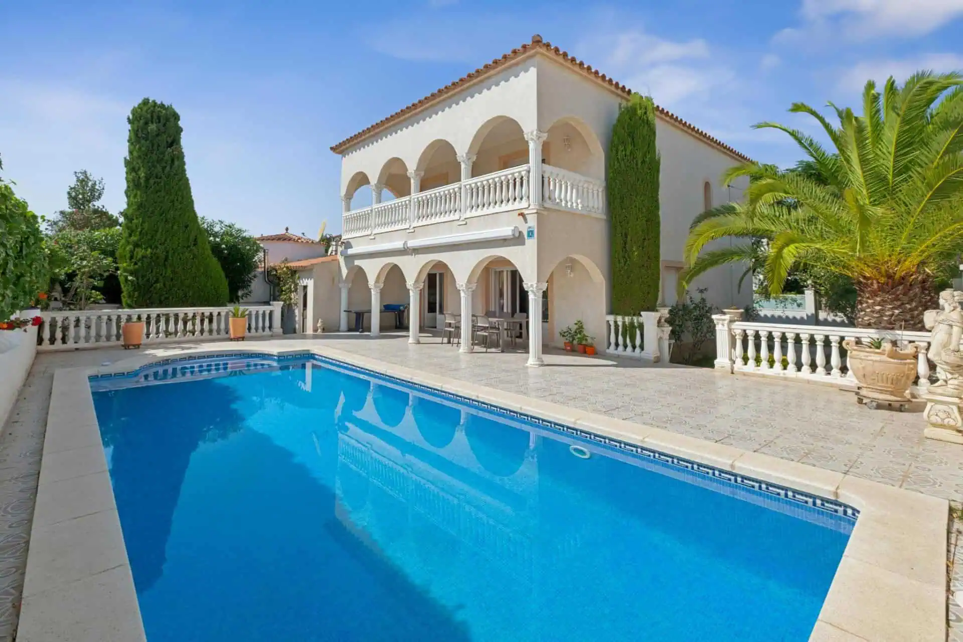 15102024170931_627 Grande villa majestueuse située près du centre ville, de la plage et d’un port – 5 chambres, 3sdb, 2 terrasses, 1 piscine, 1 garage