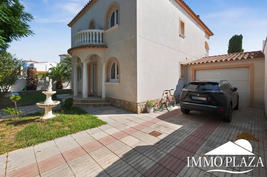 Große majestätische Villa in der Nähe des Stadtzentrums, des Strandes und eines Hafens – 5 Schlafzimmer, 3 Badezimmer, 2 Terrassen, 1 Swimmingpool, 1 Garage