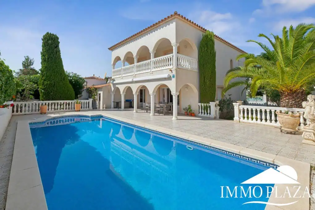Große majestätische Villa in der Nähe des Stadtzentrums, des Strandes und eines Hafens – 5 Schlafzimmer, 3 Badezimmer, 2 Terrassen, 1 Swimmingpool, 1 Garage