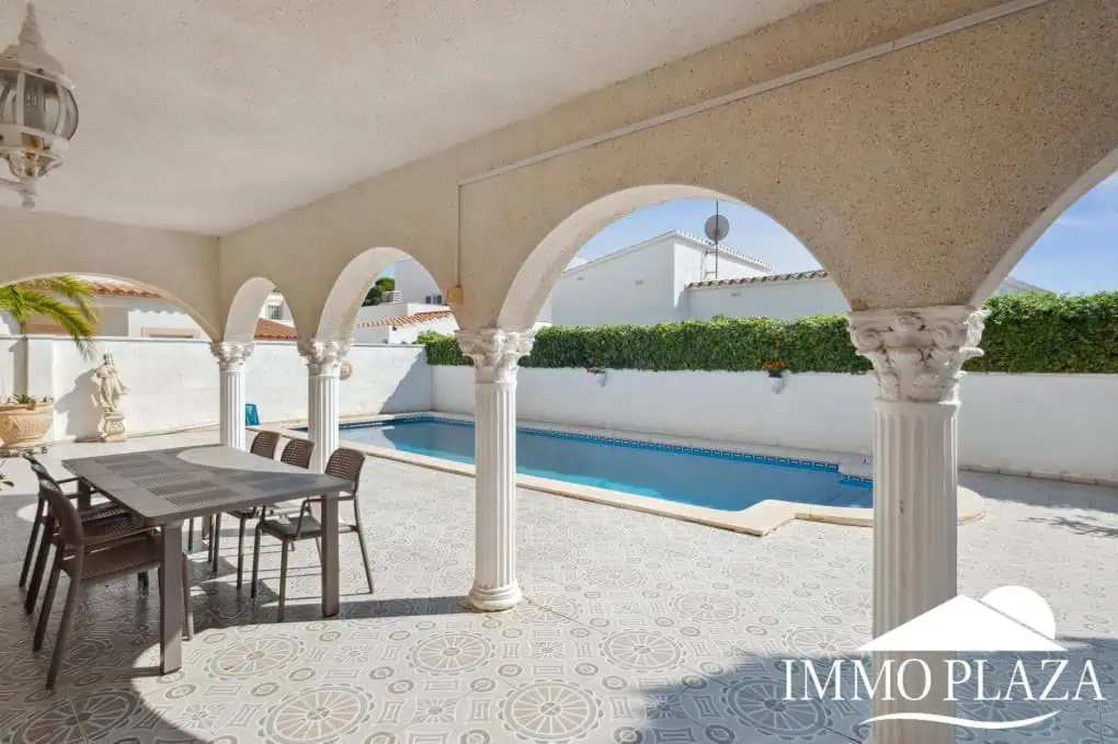 Große majestätische Villa in der Nähe des Stadtzentrums, des Strandes und eines Hafens – 5 Schlafzimmer, 3 Badezimmer, 2 Terrassen, 1 Swimmingpool, 1 Garage