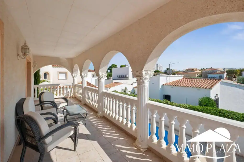 Große majestätische Villa in der Nähe des Stadtzentrums, des Strandes und eines Hafens – 5 Schlafzimmer, 3 Badezimmer, 2 Terrassen, 1 Swimmingpool, 1 Garage