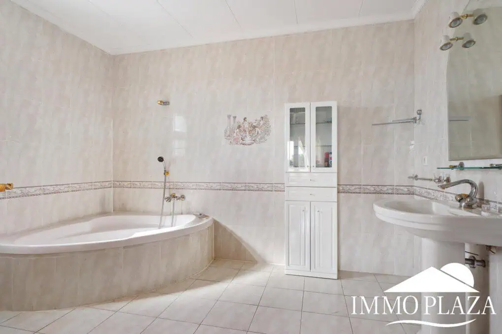 Große majestätische Villa in der Nähe des Stadtzentrums, des Strandes und eines Hafens – 5 Schlafzimmer, 3 Badezimmer, 2 Terrassen, 1 Swimmingpool, 1 Garage