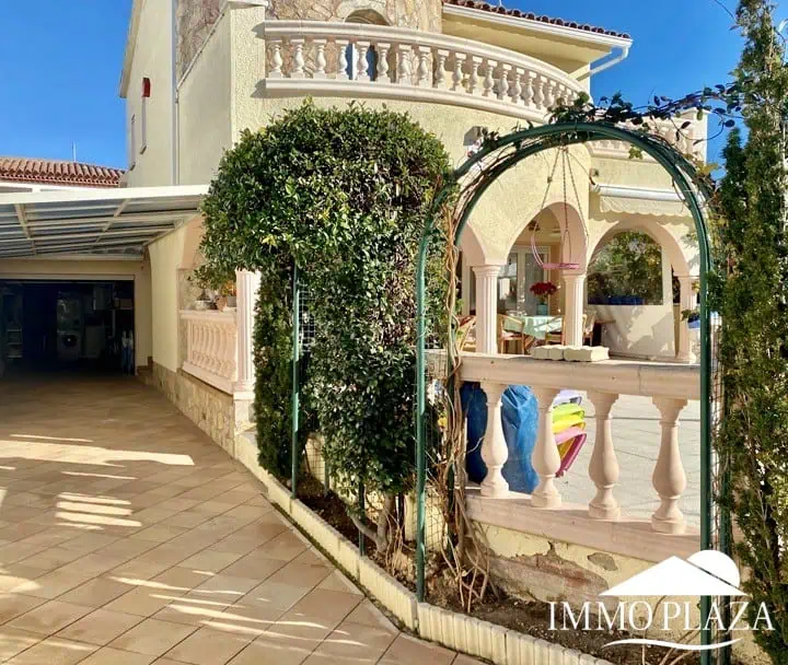 Typical residential villa in Empuriabrava, just steps away from the beach and the center, 4 bedrooms, 2 bathrooms, swimming pool, garage, and private parking