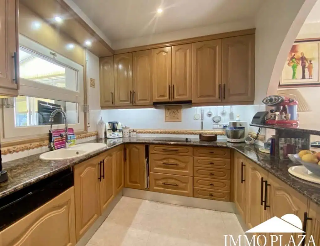 Typical residential villa in Empuriabrava, just steps away from the beach and the center, 4 bedrooms, 2 bathrooms, swimming pool, garage, and private parking