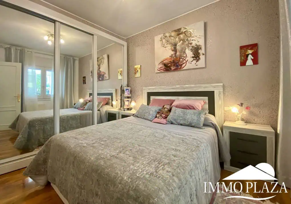 Typical residential villa in Empuriabrava, just steps away from the beach and the center, 4 bedrooms, 2 bathrooms, swimming pool, garage, and private parking